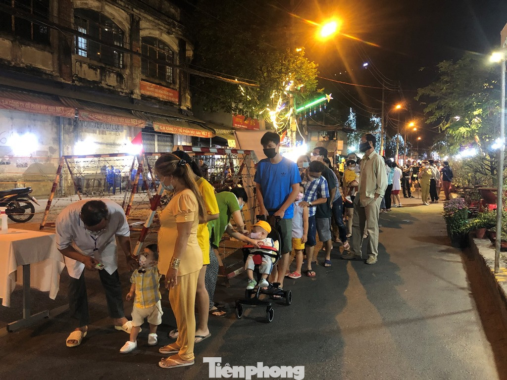 Chèo thuyền SUP lướt sông Sài Gòn đi chợ hoa Tết ảnh 3