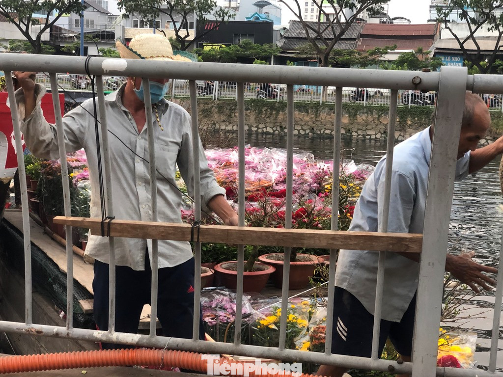 Chèo thuyền SUP lướt sông Sài Gòn đi chợ hoa Tết ảnh 8