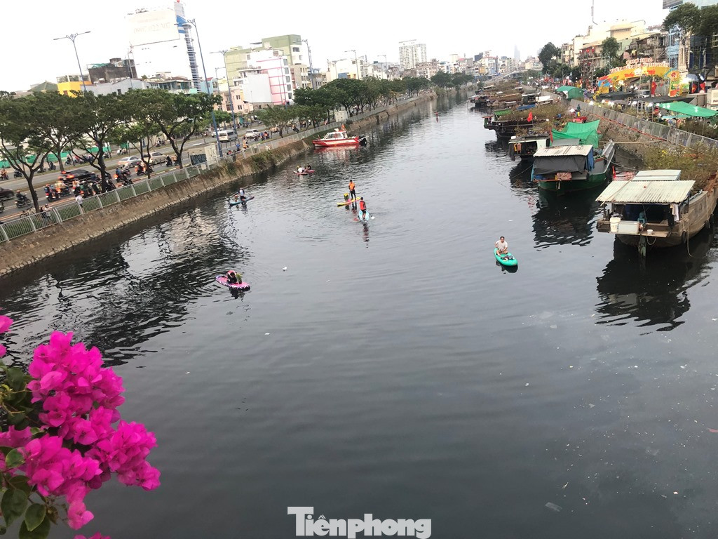 Chèo thuyền SUP lướt sông Sài Gòn đi chợ hoa Tết ảnh 17