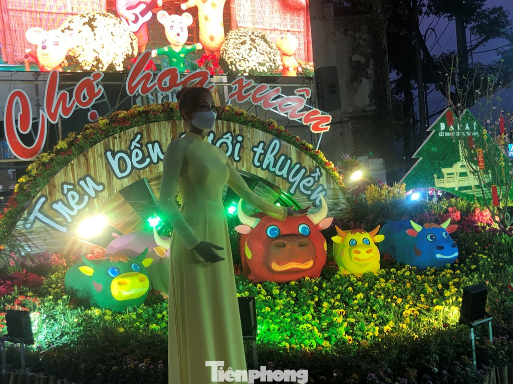 Chèo thuyền SUP lướt sông Sài Gòn đi chợ hoa Tết ảnh 2