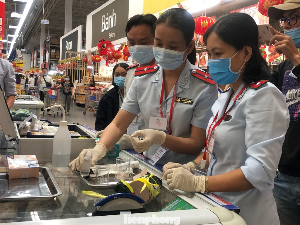 TPHCM: Ngành chức năng xét nghiệm tìm ‘thực phẩm bẩn’ tại chợ, siêu thị ảnh 1