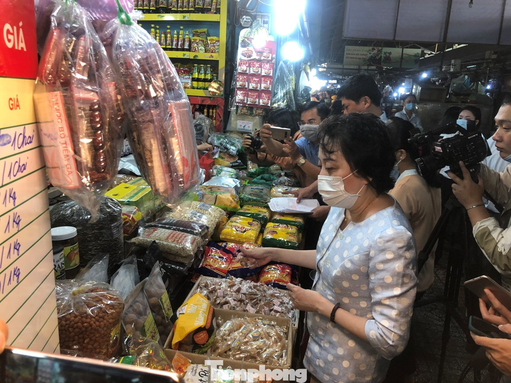 TPHCM: Ngành chức năng xét nghiệm tìm ‘thực phẩm bẩn’ tại chợ, siêu thị ảnh 5