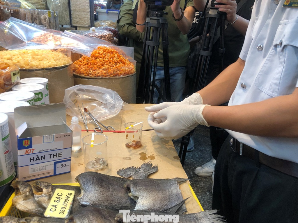 TPHCM: Ngành chức năng xét nghiệm tìm ‘thực phẩm bẩn’ tại chợ, siêu thị ảnh 2