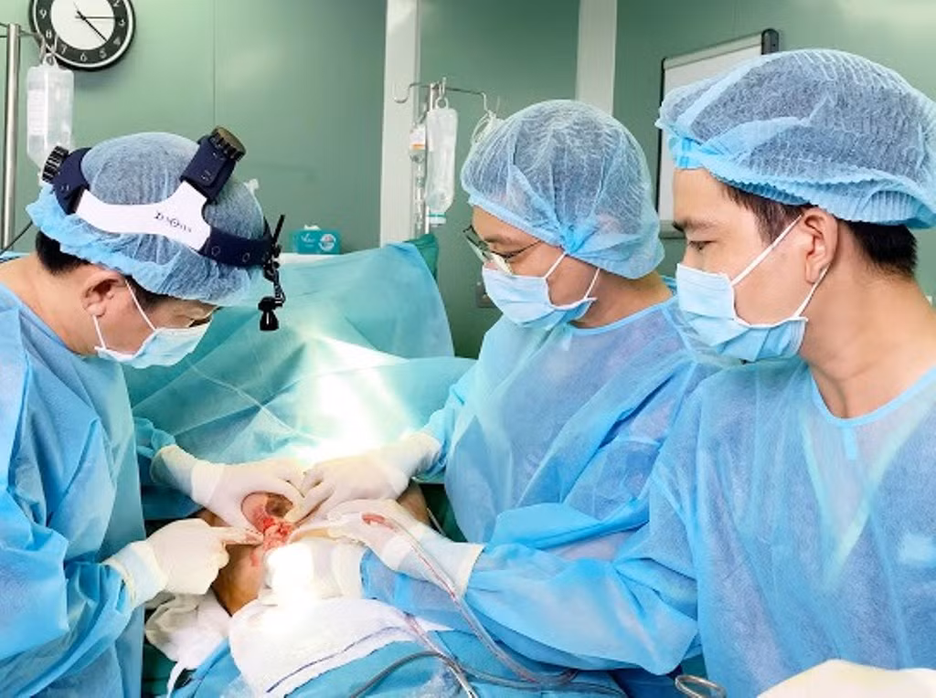 Spa 'bỏ quên' băng gạc trong ngực bệnh nhân sau ca 'nâng cấp vòng 1' ảnh 1