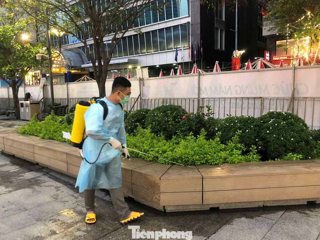 Tận thấy quy trình khử khuẩn đường hoa Nguyễn Huệ ảnh 11