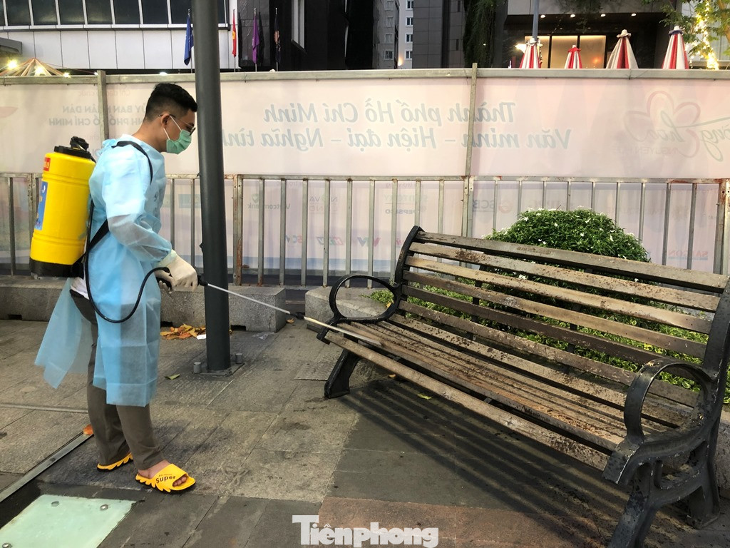 Tận thấy quy trình khử khuẩn đường hoa Nguyễn Huệ ảnh 10