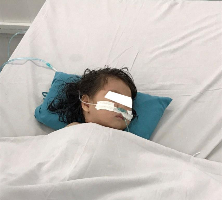 Bé gái nguy kịch vì uống nhầm dầu hỏa ảnh 1