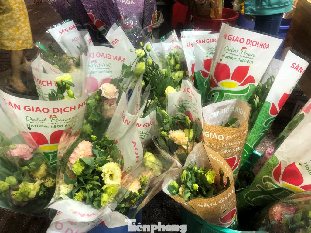 Nhân viên đội mũ chống giọt bắn bán hoa đại hạ giá ở TP.HCM ảnh 7