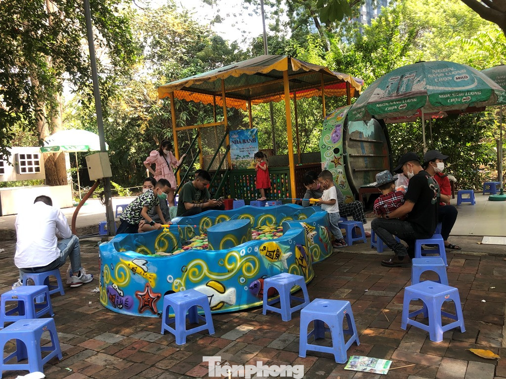 Du khách thích mê khi được vào chuồng ôm thú cho ăn ảnh 15