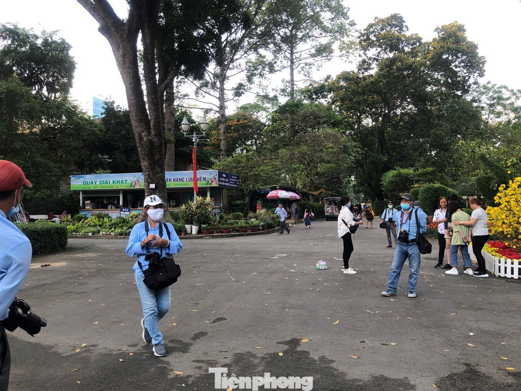 Du khách thích mê khi được vào chuồng ôm thú cho ăn ảnh 19