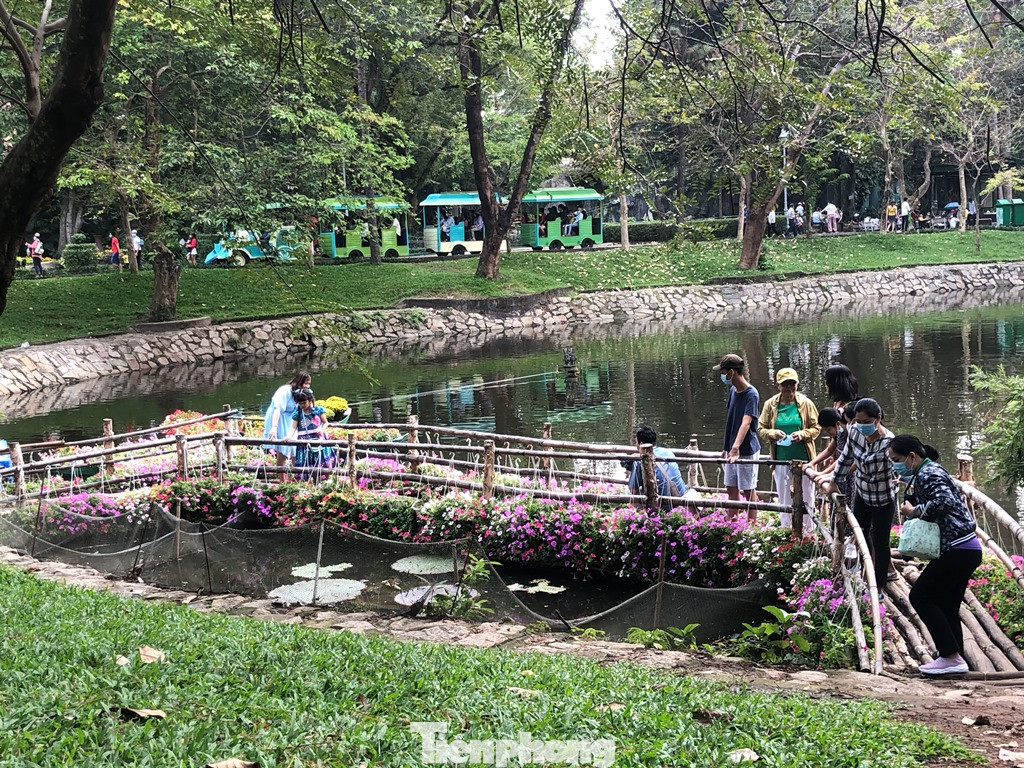 Du khách thích mê khi được vào chuồng ôm thú cho ăn ảnh 14