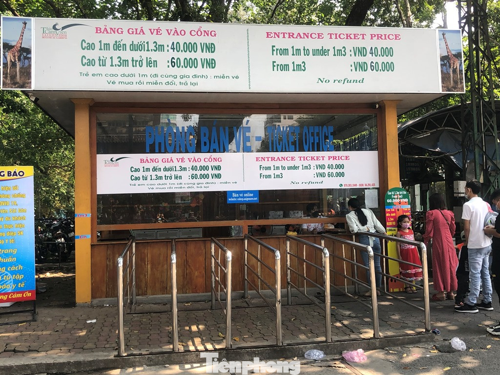 Du khách thích mê khi được vào chuồng ôm thú cho ăn ảnh 2