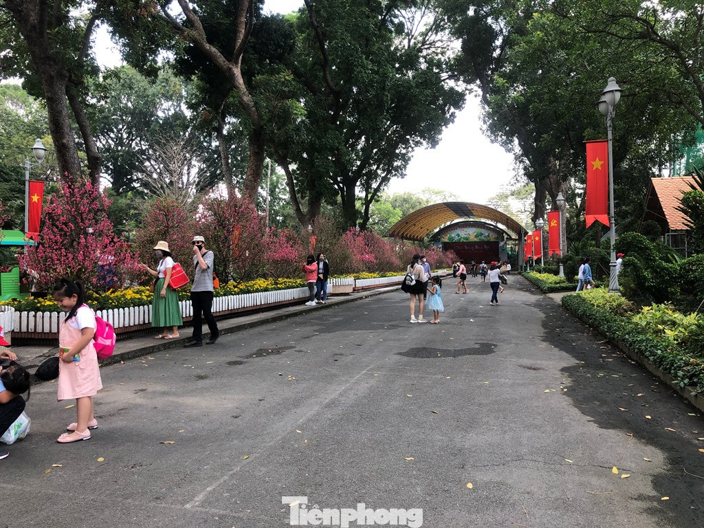 Du khách thích mê khi được vào chuồng ôm thú cho ăn ảnh 3