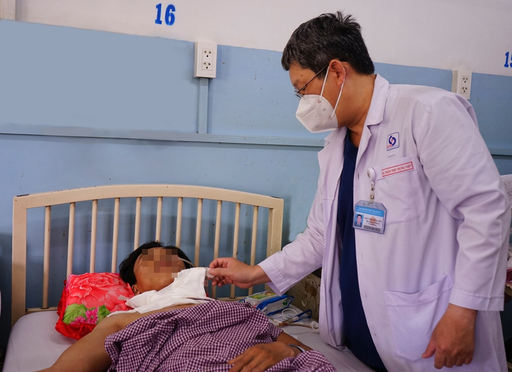 Nam thanh niên bị thanh sắt đâm xuyên cổ khi đang sửa máy lạnh ảnh 2