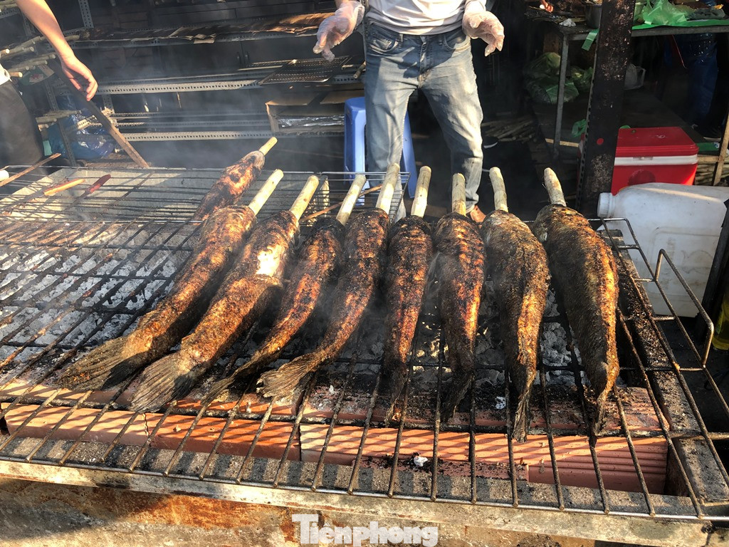 Phố cá lóc nướng ở TPHCM 'cháy hàng' ngày vía Thần tài ảnh 2