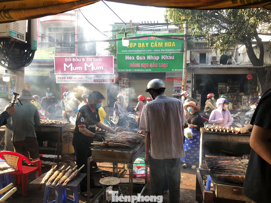 Phố cá lóc nướng ở TPHCM 'cháy hàng' ngày vía Thần tài ảnh 13