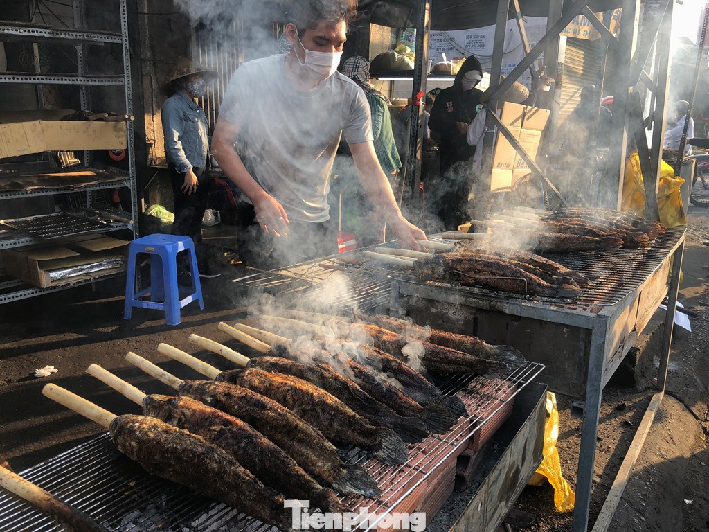 Phố cá lóc nướng ở TPHCM 'cháy hàng' ngày vía Thần tài ảnh 11