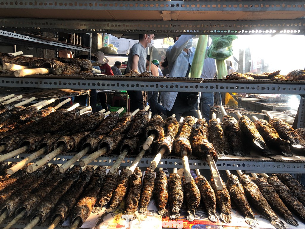 Phố cá lóc nướng ở TPHCM 'cháy hàng' ngày vía Thần tài ảnh 12