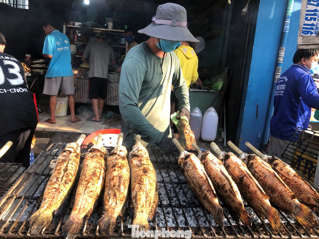 Phố cá lóc nướng ở TPHCM 'cháy hàng' ngày vía Thần tài ảnh 1