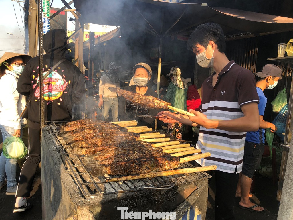 Phố cá lóc nướng ở TPHCM 'cháy hàng' ngày vía Thần tài ảnh 10