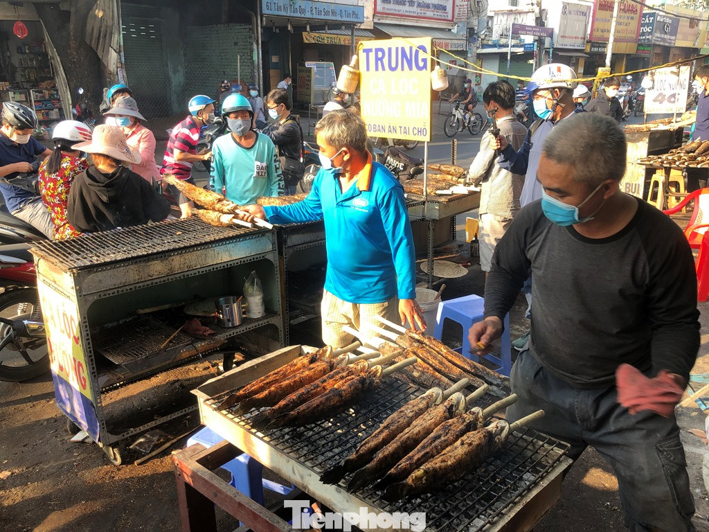 Phố cá lóc nướng ở TPHCM 'cháy hàng' ngày vía Thần tài ảnh 5