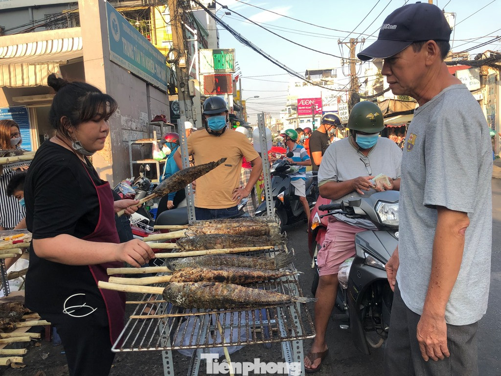 Phố cá lóc nướng ở TPHCM 'cháy hàng' ngày vía Thần tài ảnh 7