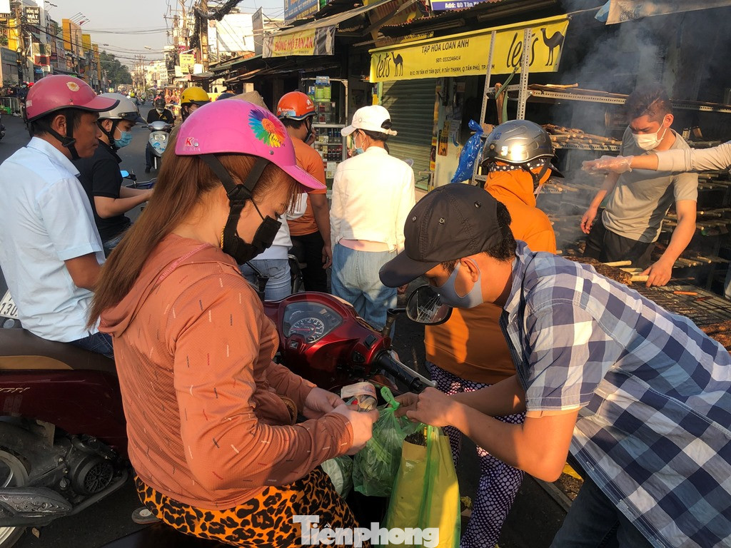 Phố cá lóc nướng ở TPHCM 'cháy hàng' ngày vía Thần tài ảnh 6