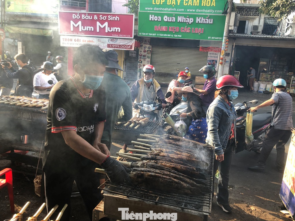 Phố cá lóc nướng ở TPHCM 'cháy hàng' ngày vía Thần tài ảnh 3