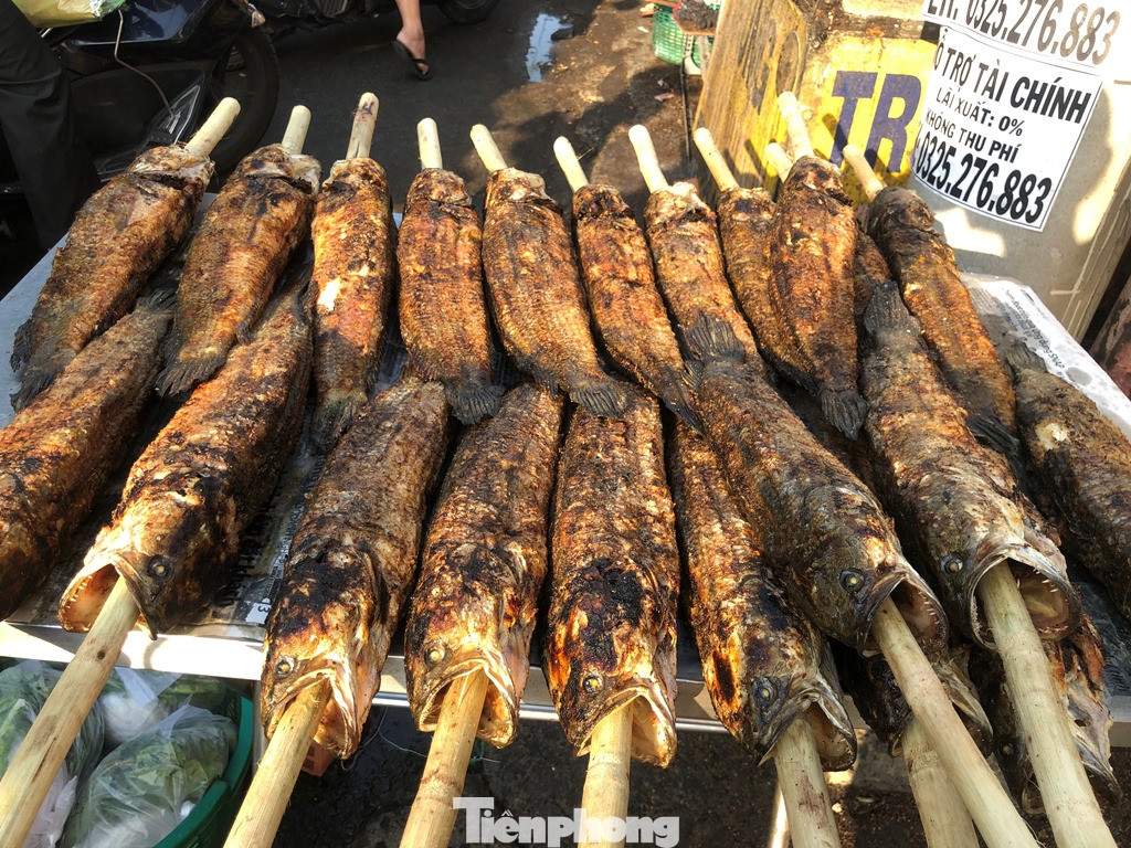Phố cá lóc nướng ở TPHCM 'cháy hàng' ngày vía Thần tài ảnh 8