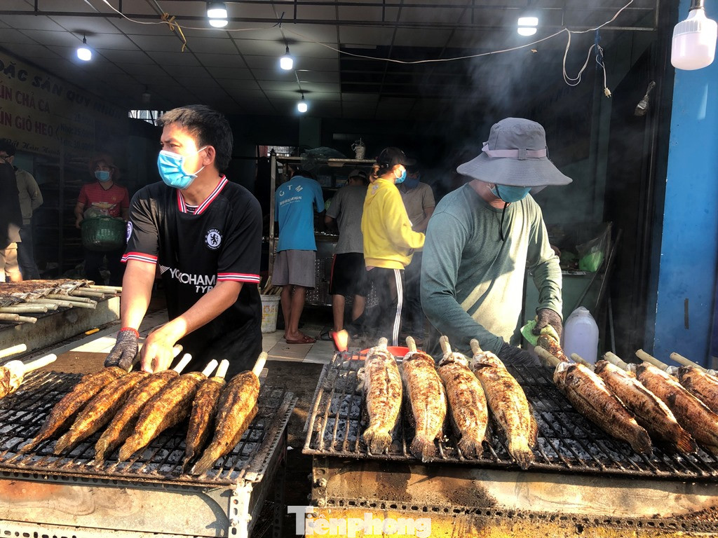 Phố cá lóc nướng ở TPHCM 'cháy hàng' ngày vía Thần tài ảnh 4