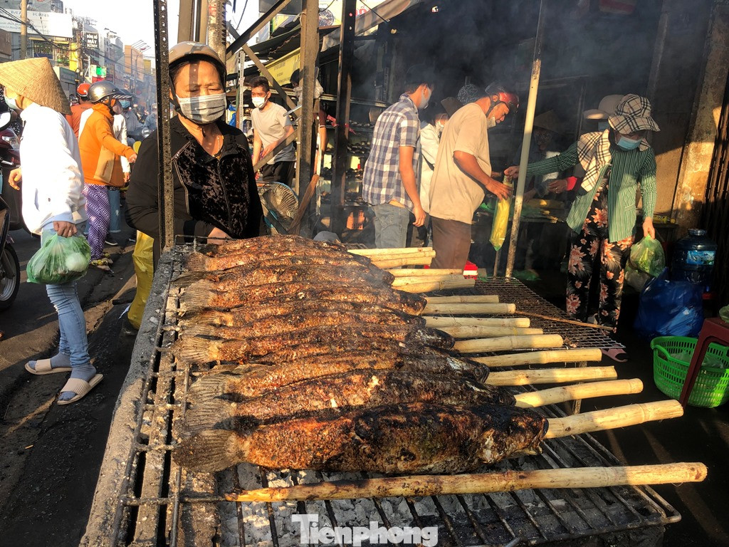 Phố cá lóc nướng ở TPHCM 'cháy hàng' ngày vía Thần tài ảnh 9