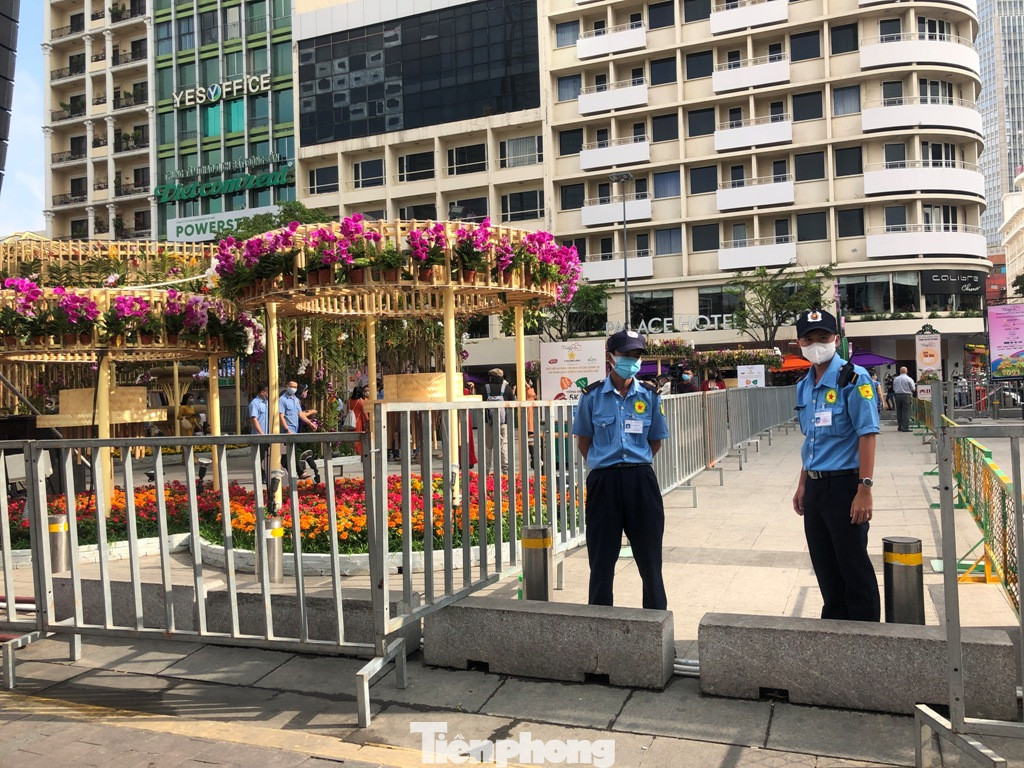 Đi chơi đường hoa Nguyễn Huệ, khách vẫn 'canh me' mở khẩu trang tạo dáng ảnh 1
