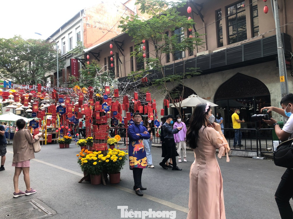 Đi chơi đường hoa Nguyễn Huệ, khách vẫn 'canh me' mở khẩu trang tạo dáng ảnh 19