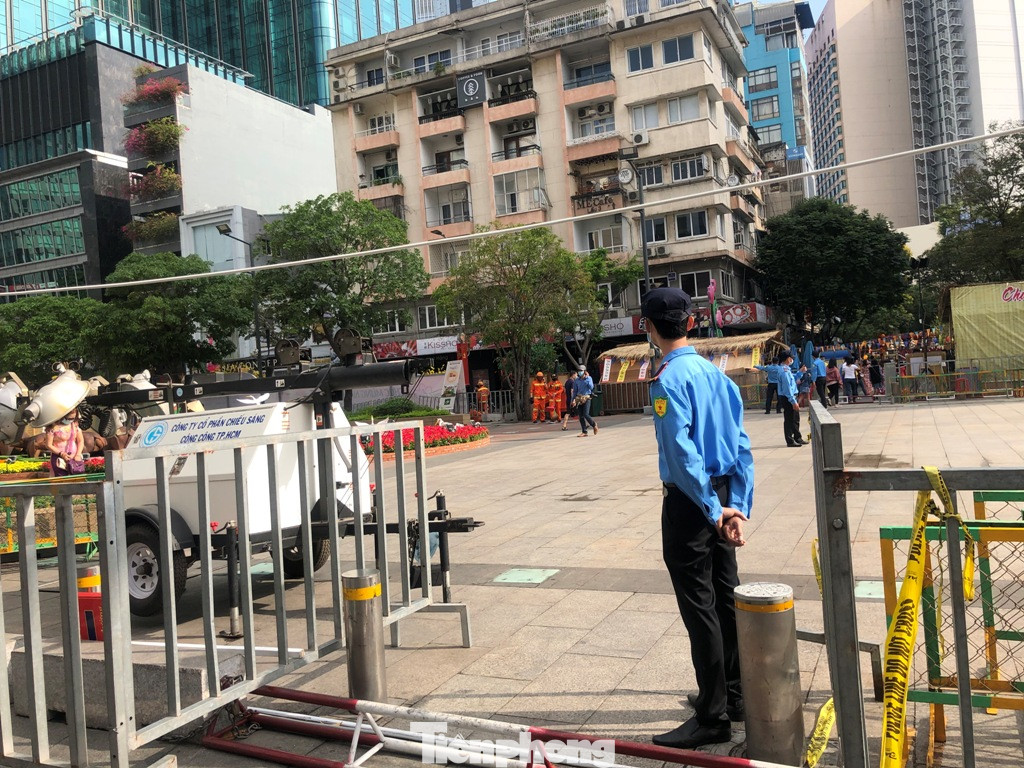 Đi chơi đường hoa Nguyễn Huệ, khách vẫn 'canh me' mở khẩu trang tạo dáng ảnh 2