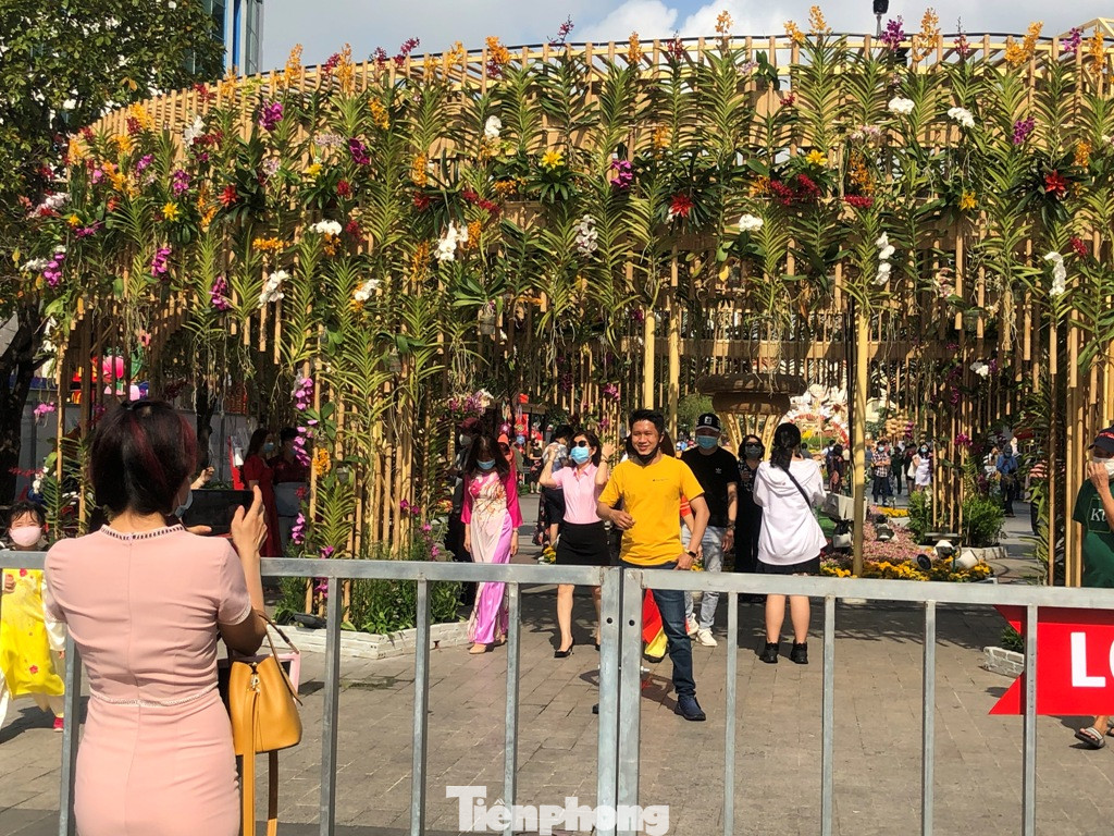 Đi chơi đường hoa Nguyễn Huệ, khách vẫn 'canh me' mở khẩu trang tạo dáng ảnh 20