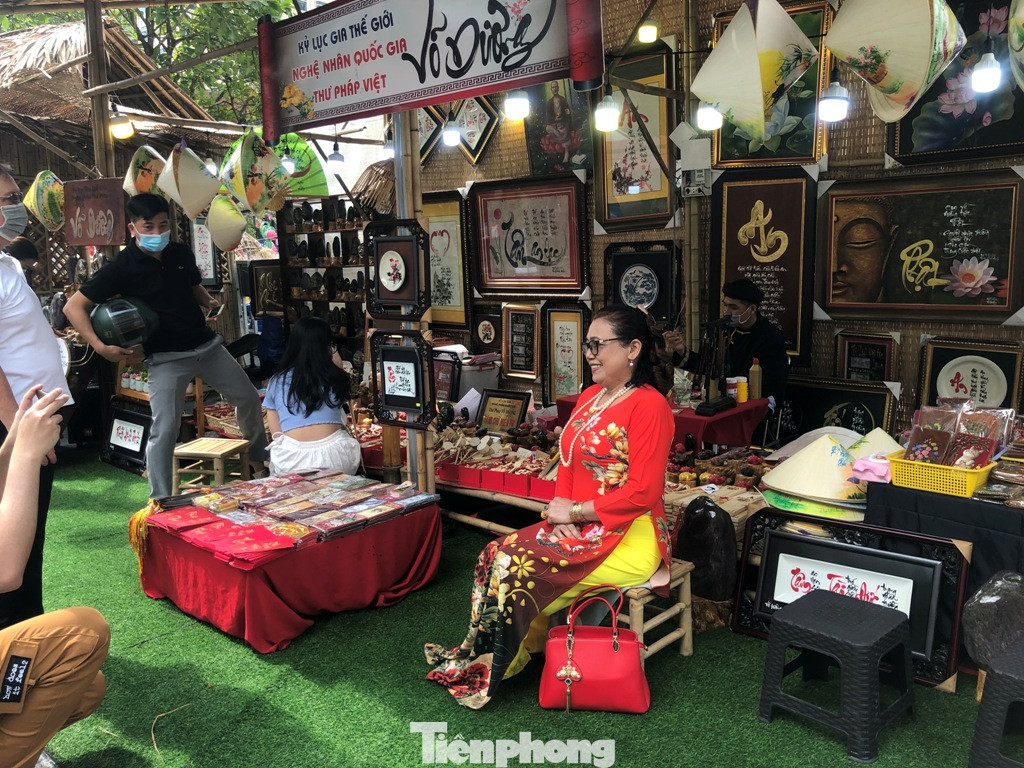 Đi chơi đường hoa Nguyễn Huệ, khách vẫn 'canh me' mở khẩu trang tạo dáng ảnh 18