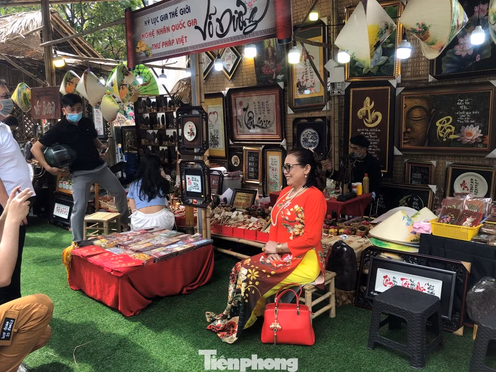 Đi chơi đường hoa Nguyễn Huệ, khách vẫn 'canh me' mở khẩu trang tạo dáng ảnh 18