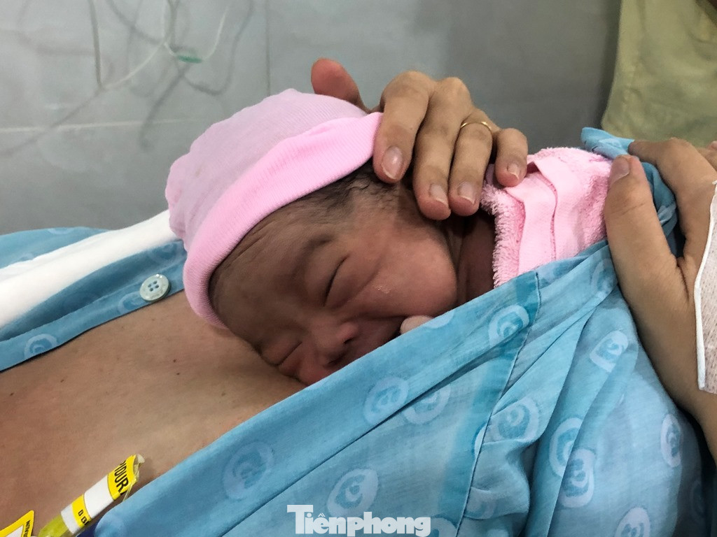 Quá bất ngờ khi con sinh đúng thời khắc giao thừa ảnh 7