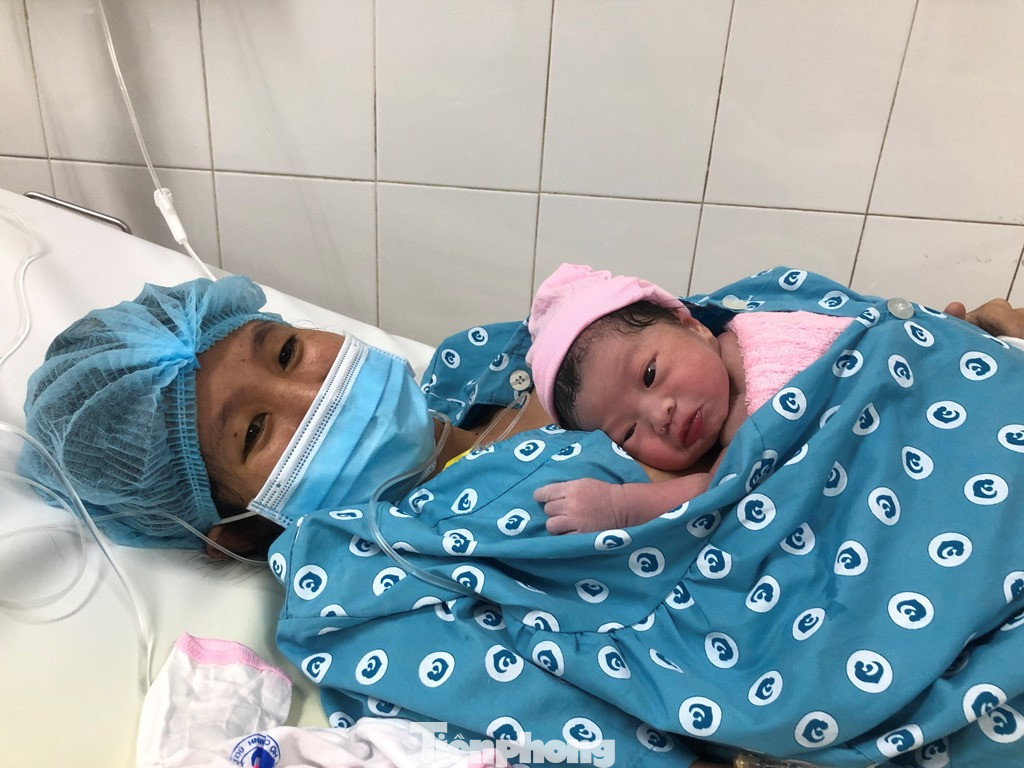 Quá bất ngờ khi con sinh đúng thời khắc giao thừa ảnh 10