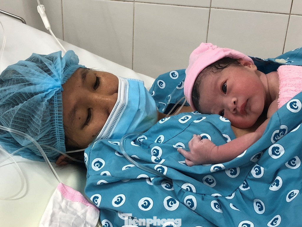 Quá bất ngờ khi con sinh đúng thời khắc giao thừa ảnh 4