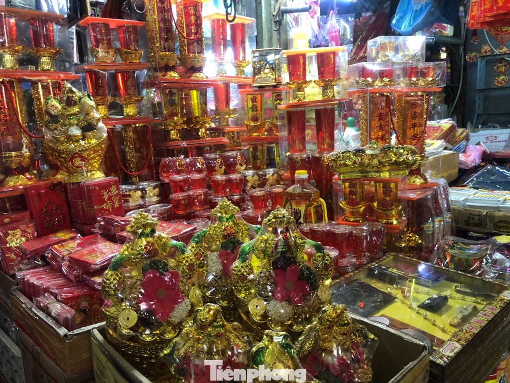 TPHCM: Tiểu thương 'ngóng' khách mua đồ cúng ông Công ông Táo ảnh 23