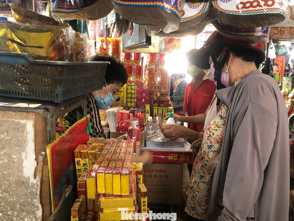 TPHCM: Tiểu thương 'ngóng' khách mua đồ cúng ông Công ông Táo ảnh 24