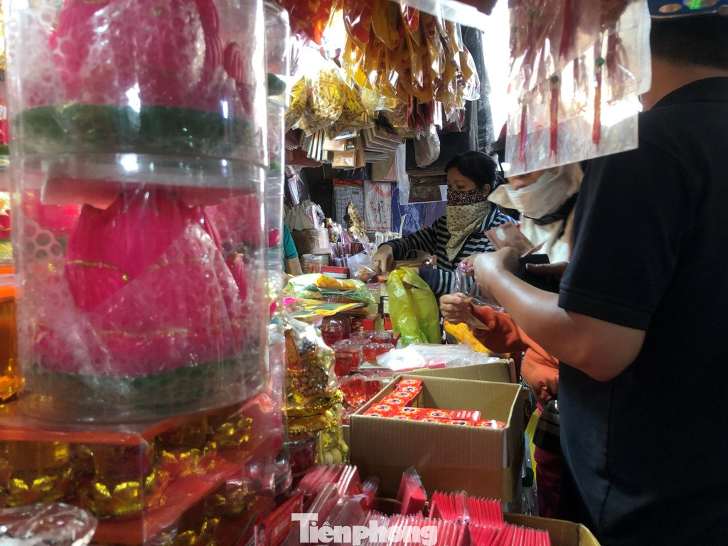 TPHCM: Tiểu thương 'ngóng' khách mua đồ cúng ông Công ông Táo ảnh 22