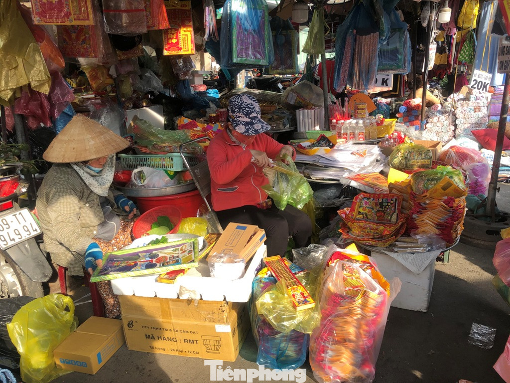 TPHCM: Tiểu thương 'ngóng' khách mua đồ cúng ông Công ông Táo ảnh 25