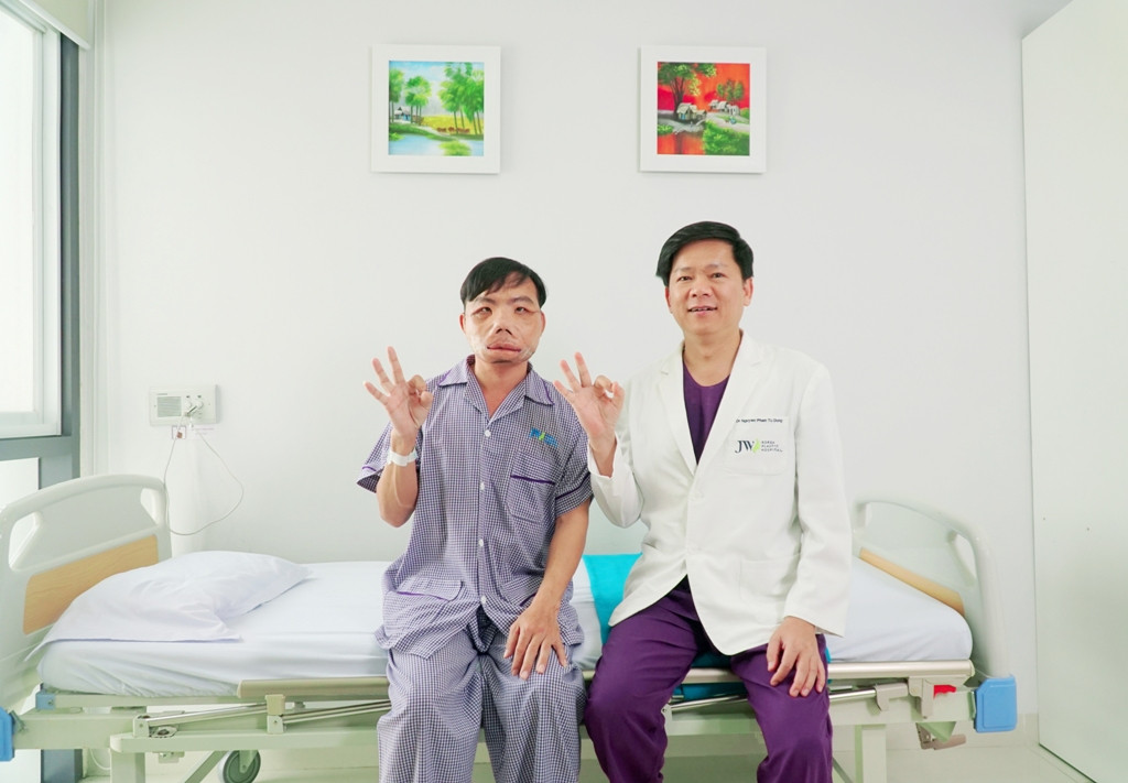  Ngắm gương mặt mới của chàng trai 'mặt quỷ' ảnh 2