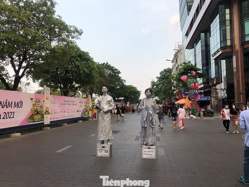 Người dân đổ ra đường đi chơi, trung tâm TPHCM kẹt xe ngày Valentine ảnh 11