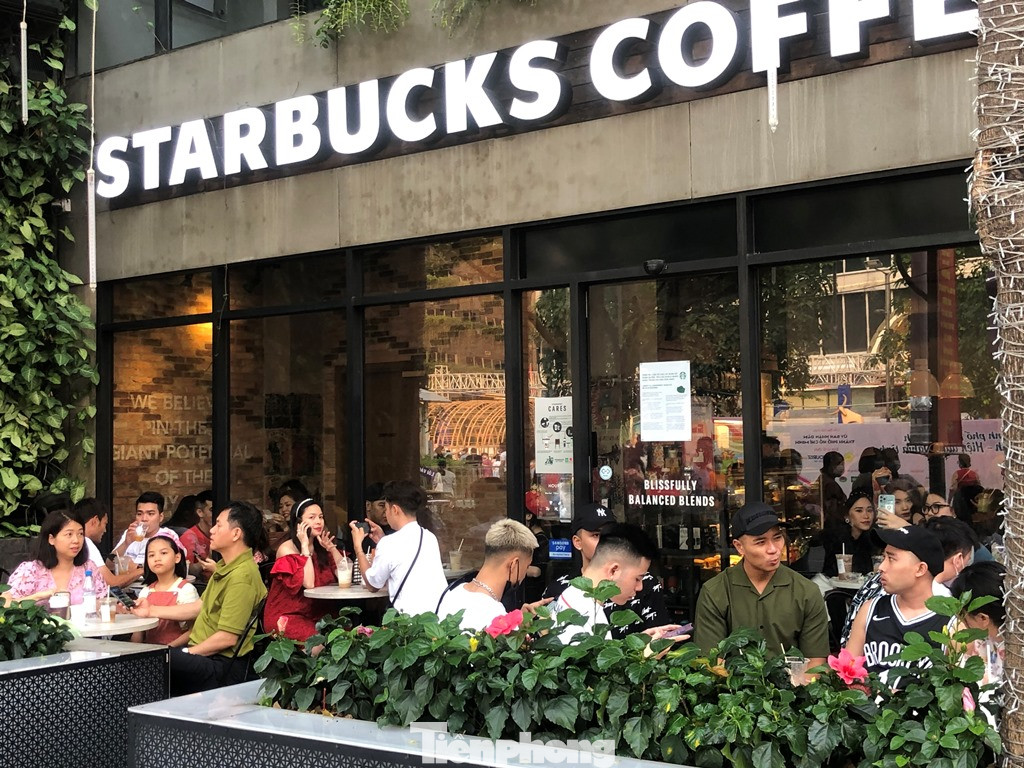 Người dân đổ ra đường đi chơi, trung tâm TPHCM kẹt xe ngày Valentine ảnh 13