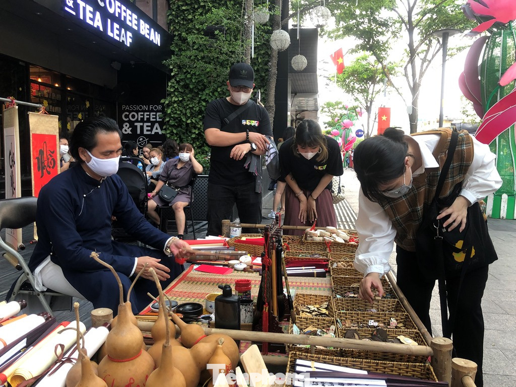 Người dân đổ ra đường đi chơi, trung tâm TPHCM kẹt xe ngày Valentine ảnh 12