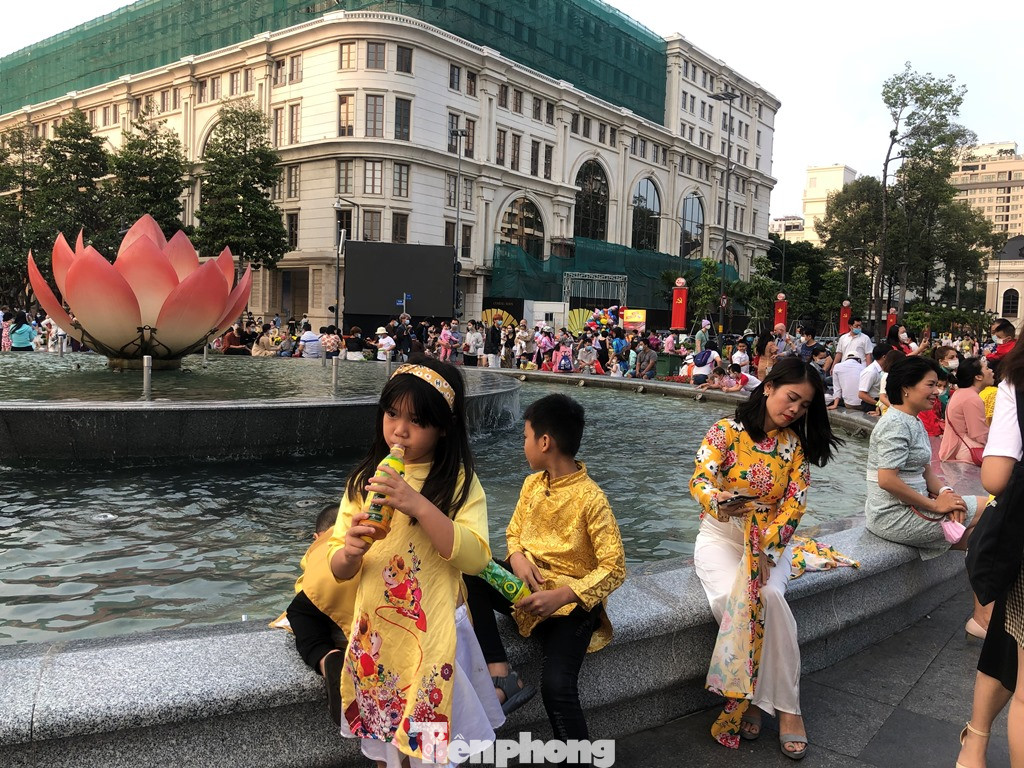 Người dân đổ ra đường đi chơi, trung tâm TPHCM kẹt xe ngày Valentine ảnh 6