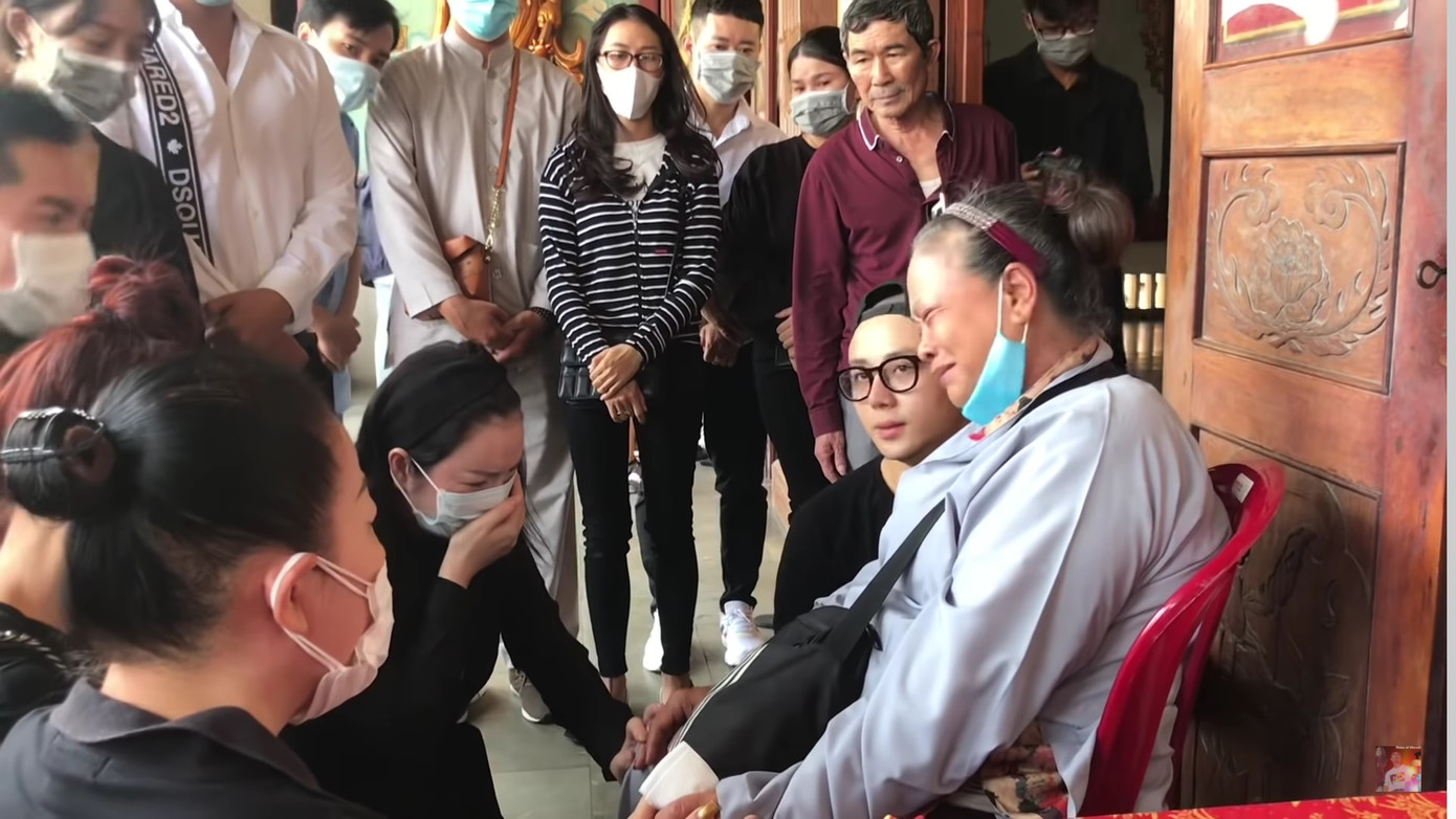 Lý Nhã Kỳ bật khóc xin lỗi mẹ 'phù thủy' trang điểm Minh Lộc, nhận chu cấp từ nay về sau ảnh 1